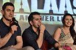 Aamir Khan, Ritesh Sidhwani, Rani Mukherjee at the music launch of film Talaash in Mumbai on 18th Oct 2012 (149).JPG